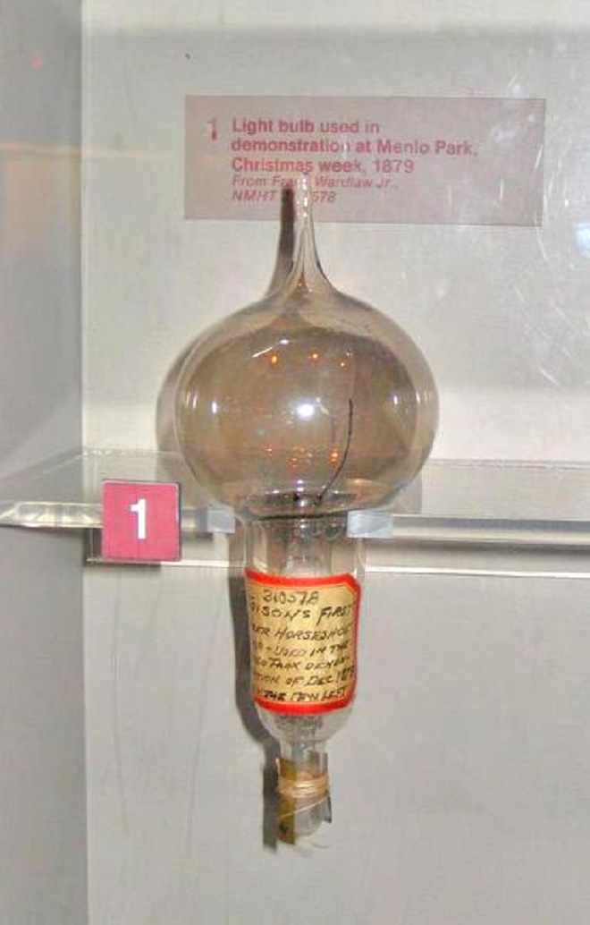 أول مصباح ناجح اخترعه إديسون عام 1879